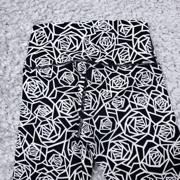 Lululemon High Times Leggings 3/4 Length Posey Black White Geometric Rose Size 4 - Picture 5 of 11